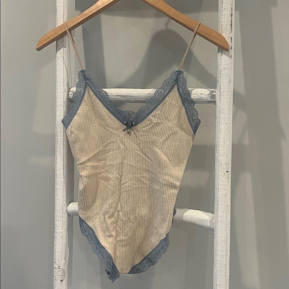 Out from under urban outfitters Cream and Blue Lace Trim cami Bodysuit large - Picture 3 of 7